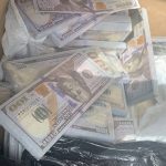 Una bolsa con $ 800.000 fue abandonada en el centro de Quito; los billetes eran falsos, según la Policía