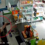 Una niña entra a robar en una farmacia de Ambato